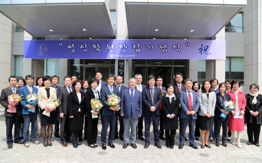 성신여자대학교(총장 김호성)는 27일 서울 돈암동 수정캠퍼스 민주광장에서 성신학원 창립 제82주년 기념식을 개최했다고 밝혔다. 행사에는 황상익 성신학원 이사장과 김호성 총장을 비롯해 법인 임원, 각급 학교장 및 교직원, 동문, 학생대표가 참석했다. 각급 학교 장기근속 교직원들에게 표창장을 수여했다. 설립자 묘역 참배도 했다. 성신여대 제공